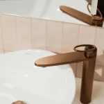 Bateria umywalkowa nablatowa wysoka Essia – miedź szczotkowana – Kolekcja Essia – BOCCO