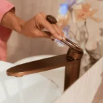 Bateria umywalkowa nablatowa wysoka Essia – miedź szczotkowana – Kolekcja Essia – BOCCO