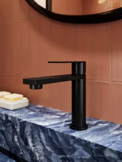 Bateria umywalkowa nablatowa niska Arcos – czarny mat