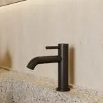 Bateria umywalkowa nablatowa niska Structa – czarny mat