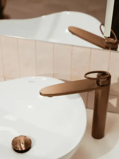Bateria umywalkowa nablatowa wysoka Essia – miedź szczotkowana – Kolekcja Essia – BOCCO Bateria umywalkowa nablatowa wysoka Essia – miedź szczotkowana
