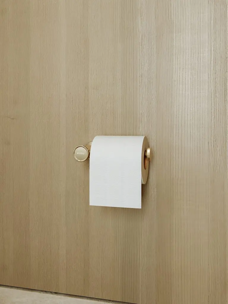 Uchwyt na papier toaletowy Liora – złoto szczotkowane Uchwyt na papier toaletowy Liora - złoto szczotkowane