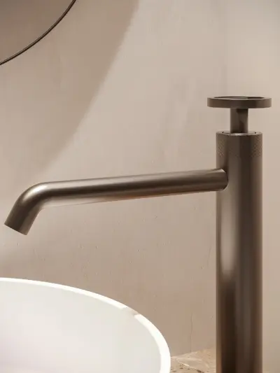 Bateria umywalkowa nablatowa wysoka Nebis – gun metal